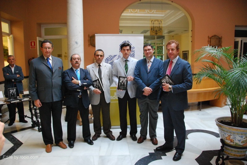 En el Exmo. Ateneo de Sevilla se presentó el libro del Rocío, Rocío Sal y Sol de Andalucía escrito por Santiago Padilla Diaz de la Serna.