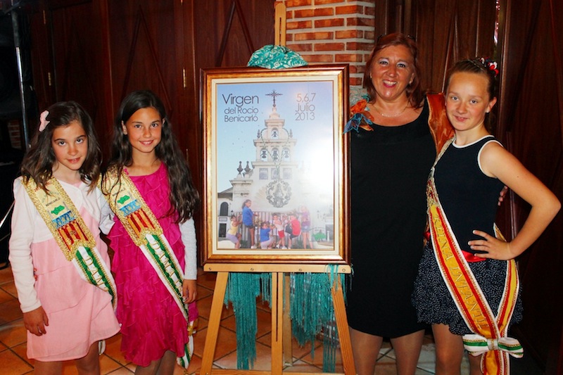 La autora del cartel con la Reina y Corte infantil