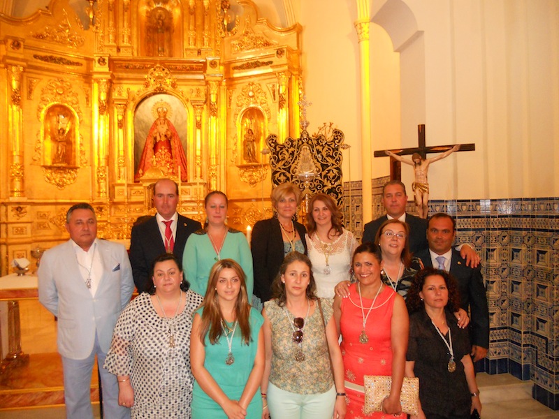 Las nuevas Hermanas Mayores con los miembros de la Junta de Gobierno de la Hermandad