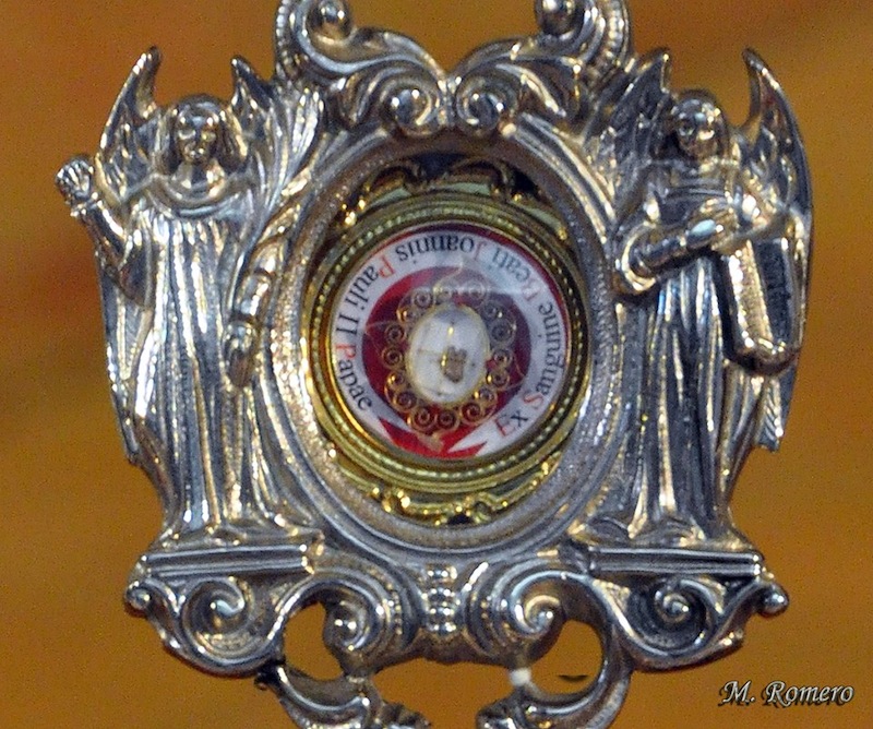 Detalle de la Reliquia del Beato Juan Pablo II (Ex sanguine Beati Joannis Pauli II Papae) Se trata de un trocito de tela de una de las albas que usaba el Beato Juan Pablo II, impregnada de gotas de su sangre. Facebook: Manuel Romero Triviño