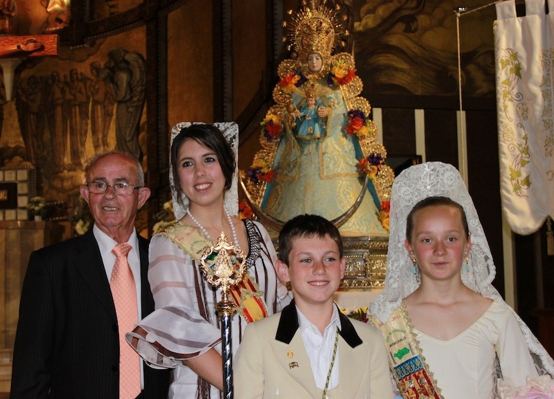 Santiago con las Reinas y el Rociero Infantil.