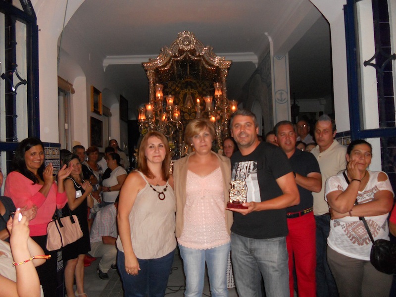 Miguel Ángel Pena, en representación del Colegio del Carmen, recoge un recuerdo de manos de las Hermanas Mayores 2014, Carmen y Sara