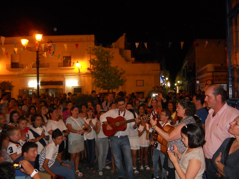 En el silencio y a la luz de las velas de la Carreta, momento en que el Coro interpreta la Salve