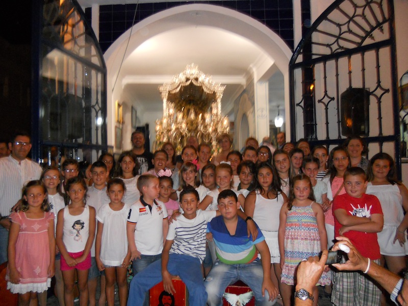 Foto de familia ante la Carreta que porta nuestro Simpecado.