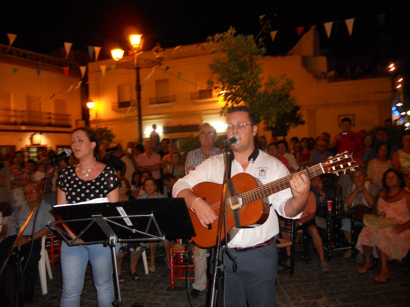 Elena Bodes y Jesús Perea interpretando la Salve y sevillanas