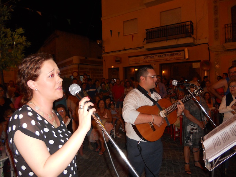 Elena Bodes y Jesús Perea interpretando la Salve y sevillanas