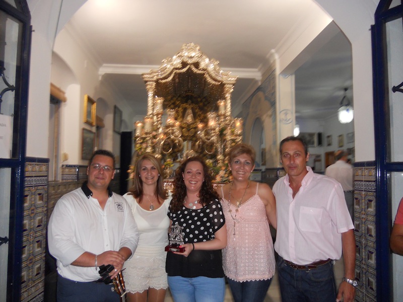 Foto de familia de las Hermanas Mayores, Carmen y Sara, junto al Presidente del Consejo de Hermandades, Antonio Peña, el Presidente de nuestra Hermandad, Pedro Jesús Álvarez y Jesús Perea y Elena Bodes
