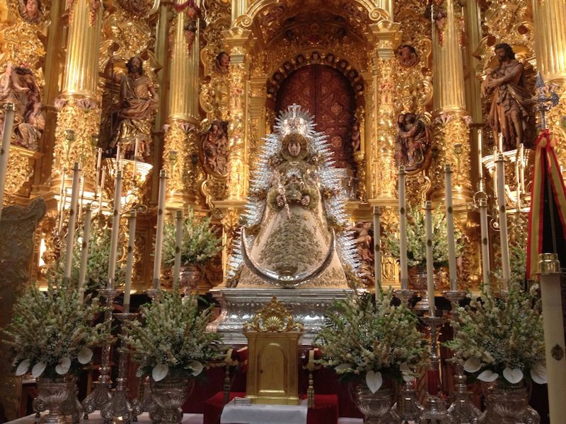 Rodeada de nardos el día 15 de agosto
