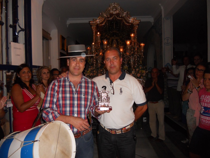 Francisco Javier González (Curro) recoge de manos del Presidente de la Hermandad un recuerdo de ella