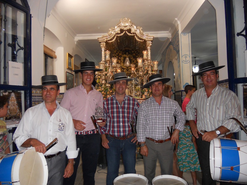 Los tamborileros ante la Carreta que porta nuestro Simpecado