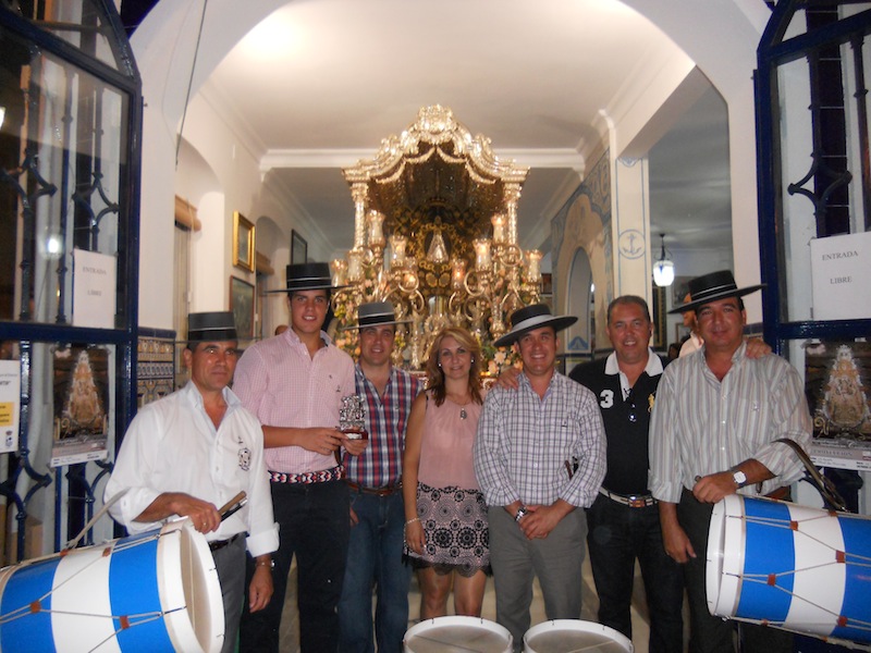 Con la Hermana Mayor, Carmen Prieto, y el Presidente, Pedro Jesús Álvarez, los Tamborileros de Villamanrique