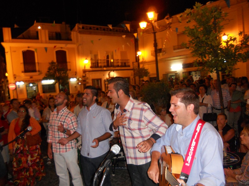 Recoge el momento de cantar las hermosas sevillanas con las que deleitaron a todo el público en general