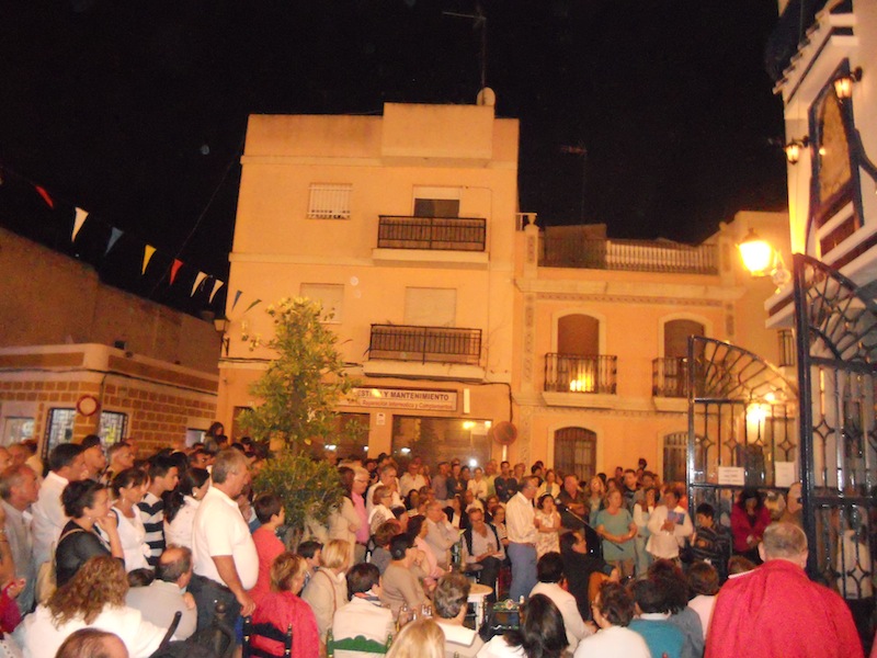 Ambiente de la Plaza mientras Diego Martín Jara interpreta unas sevillanas