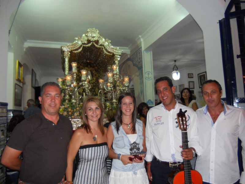 Acompañados por el Presidente del Consejo de Isla Cristina, Antonio Peña, el Presidente de la Hermandad, Pedro Jesús Álvarez, la Hermana Mayor, Carmen Prieto y Laura Reina, con el regalo que le hizo la Hermandad, y Marce González ante la Carreta del Simpecado.