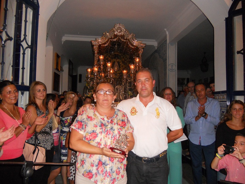 El Presidente de la Hermandad, Pedro Jesús Álvarez, entrega un regalo a Juani Contreras en representación de La Familia
