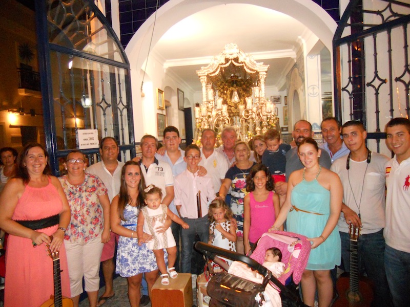 La Familia al completo ante la Carreta del Simpecado