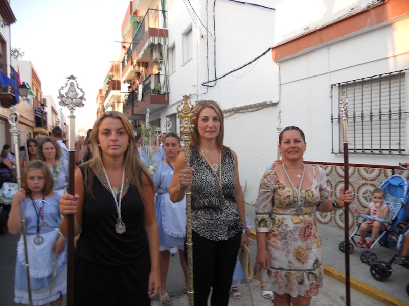 La Hermana Mayor y las Camaristas en la ofrenda de flores a la Virgen del Mar