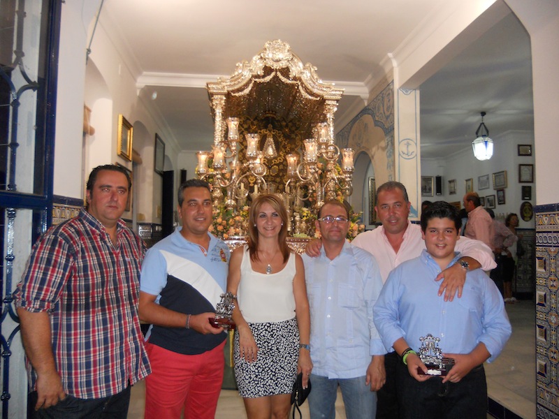 Foto de familia donde la Hermana Mayor, Carmen Prieto y el Presidente, Pedro Jesús Álvarez, están acompañados por el Grupo