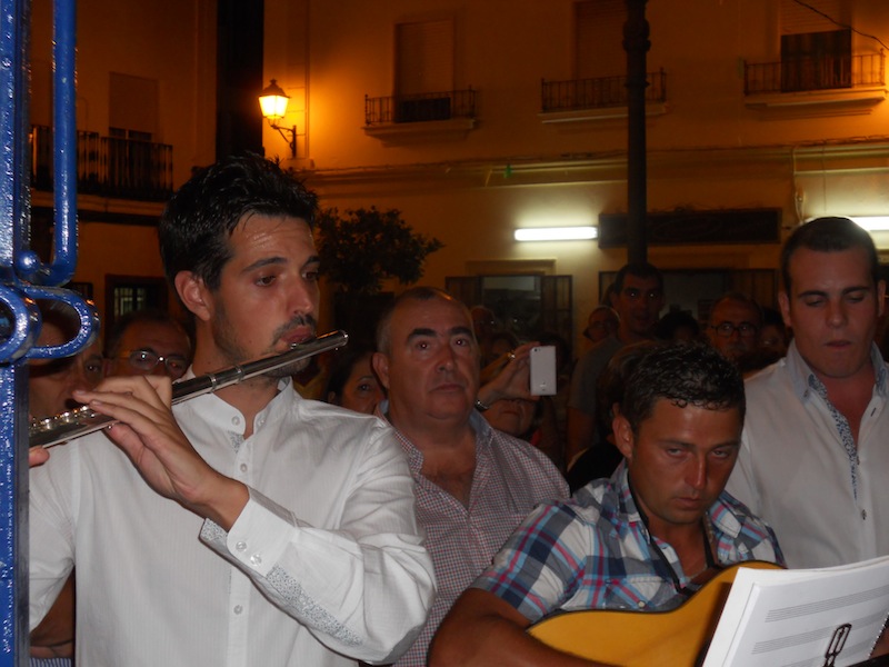 Con el hermoso sonido de la flauta comienza el canto de la Salve por parta del Coro de la Hermandad de la Virgen del Mar