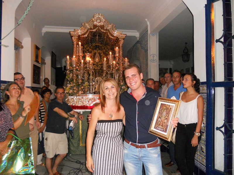 La Hermana Mayor, Carmen Prieto, le entrega a Abrahán, en nombre de Los Tomilleros, una foto de nuestro Simpecado