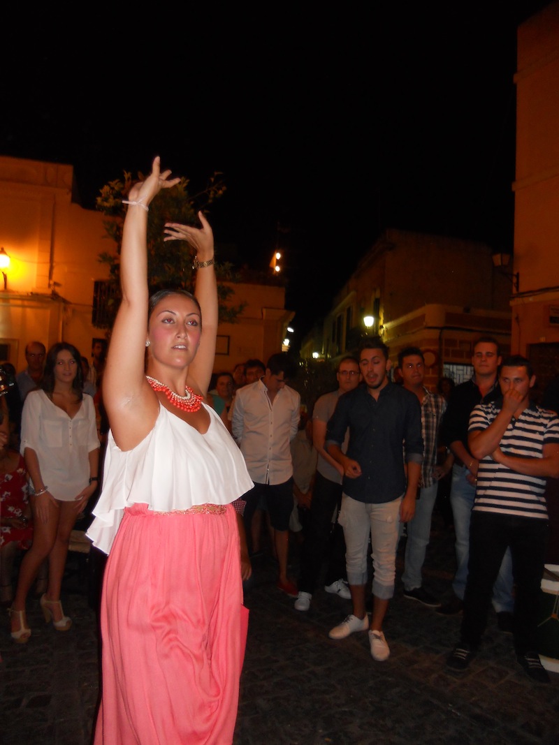 Diferentes momentos en los que miembros del Coro bailaron y cantaron ante el Simpecado