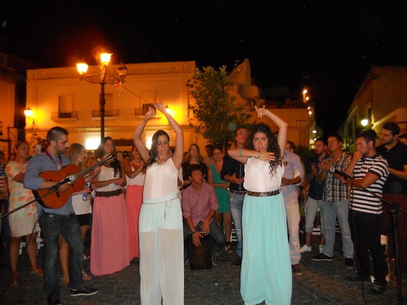 Diferentes momentos en los que miembros del Coro bailaron y cantaron ante el Simpecado