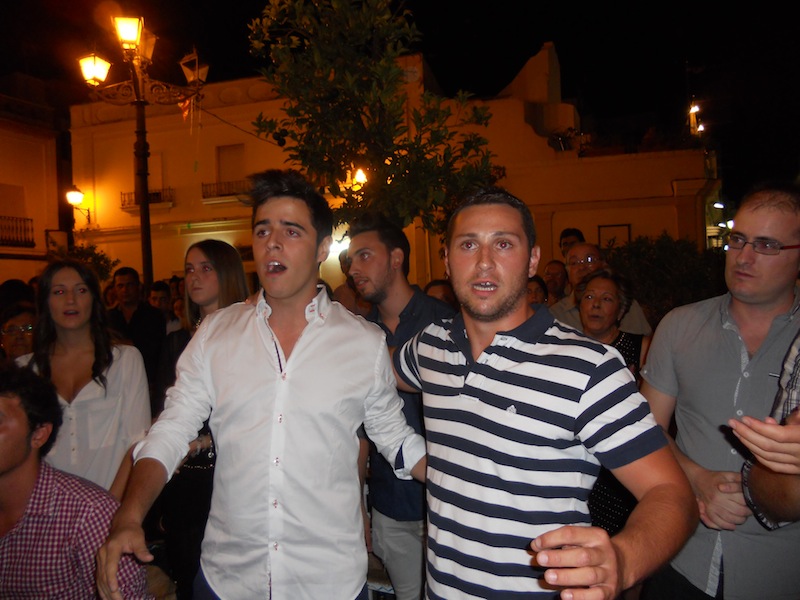 Diferentes momentos en los que miembros del Coro bailaron y cantaron ante el Simpecado