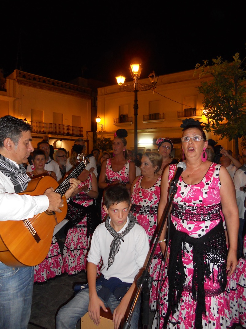Momentos en que integrantes del coro cantan unos fandangos dedicados a la Virgen del Rocío