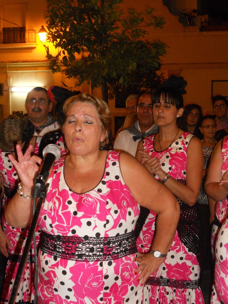Momentos en que integrantes del coro cantan unos fandangos dedicados a la Virgen del Rocío