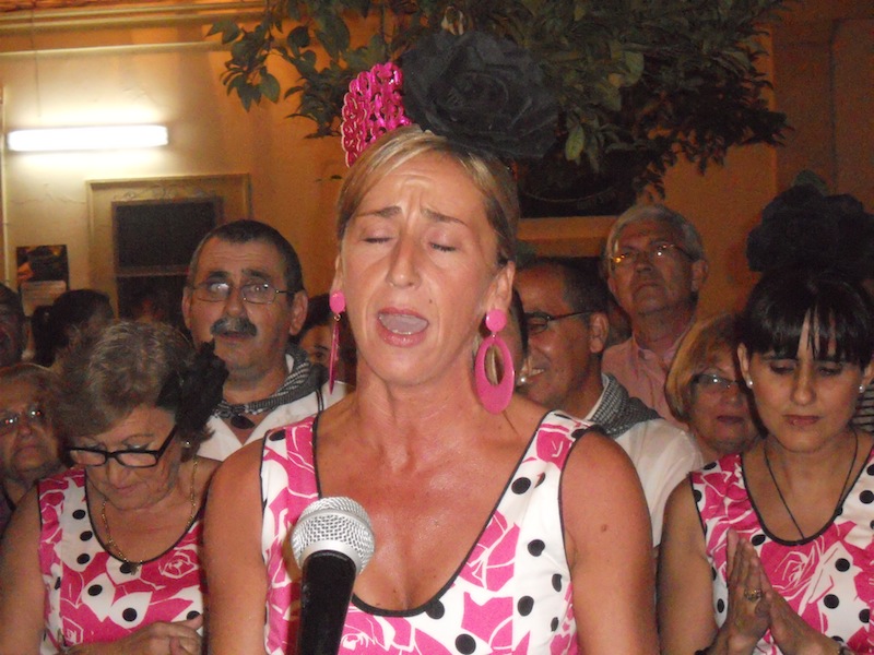 Momentos en que integrantes del coro cantan unos fandangos dedicados a la Virgen del Rocío