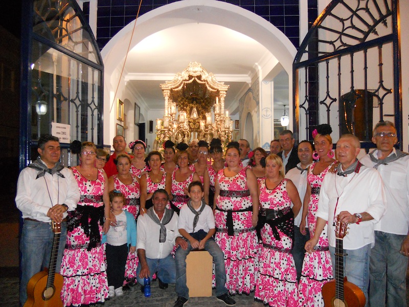 Foto de familia en la que acompañando al Coro de Arati está el Presidente de la misma, José Manuel Raya y el Presidente de la Hermandad del Rocío, Pedro Jesús Álvarez, ante la Carreta que porta el Simpecado
