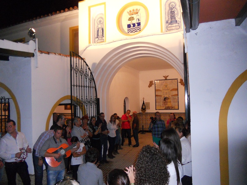 La noche anterior al camino, ante el azulejo que recuerda la venida de la Virgen a la Casa Hermandad en la Aldea, se cantó la Salve a las doce de la noche
