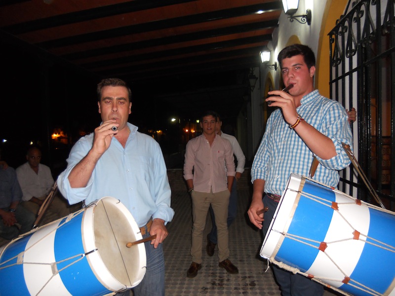 Los tamborileros de Villamanrique quisieron acompañarnos y dedicaron también a la Virgen una Salve