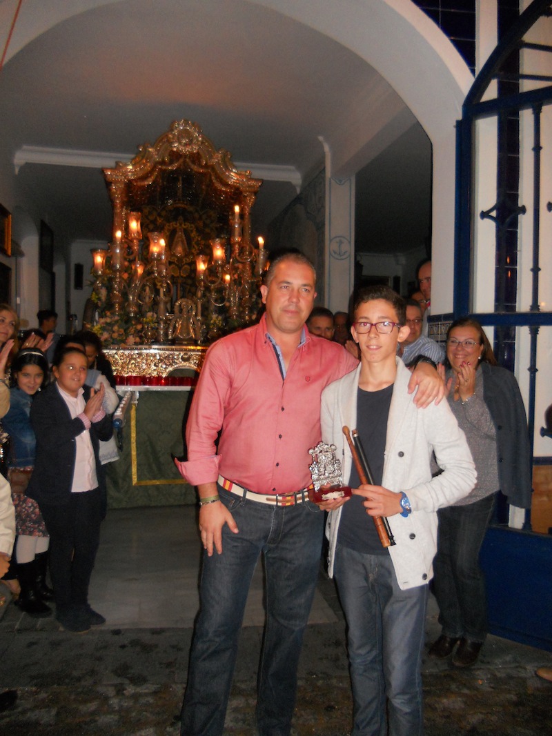De manos del Presidente de la Hermandad, Pedro Jesús Álvarez, Antonio José recibe un regalo