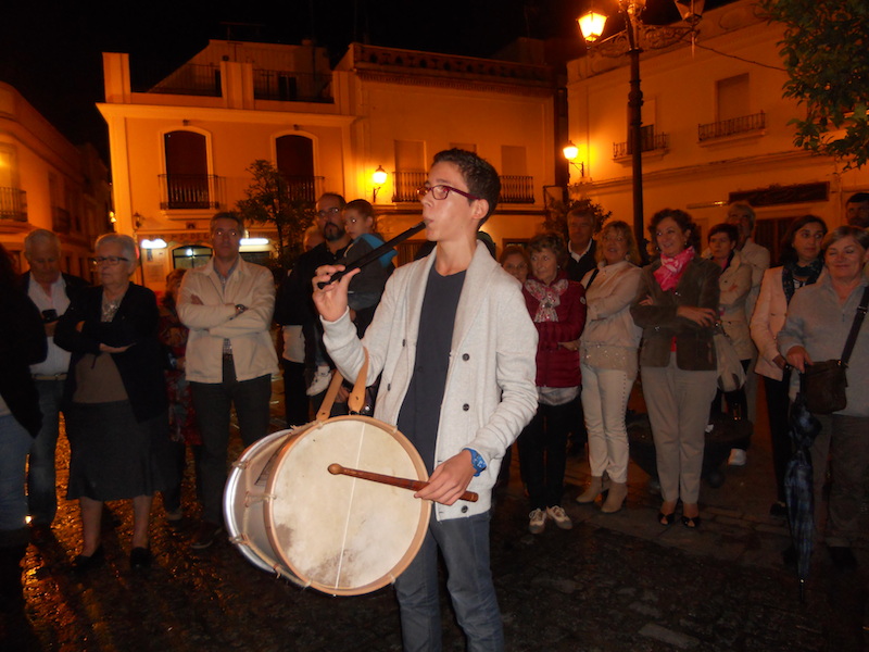 Diferentes momentos de la interpretación de sevillanas al toque del tambor y la flauta