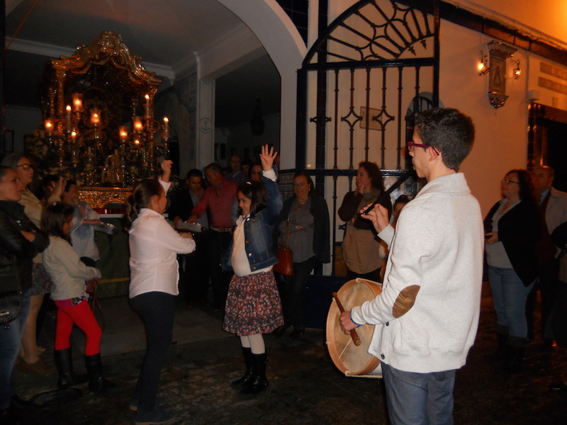 Diferentes momentos de la interpretación de sevillanas al toque del tambor y la flauta