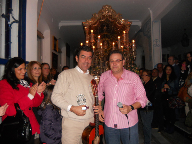 De manos del Vicepresidente de la Hermandad, Paco Moreno, Fernando Romero recibe un recuerdo de la Hermandad
