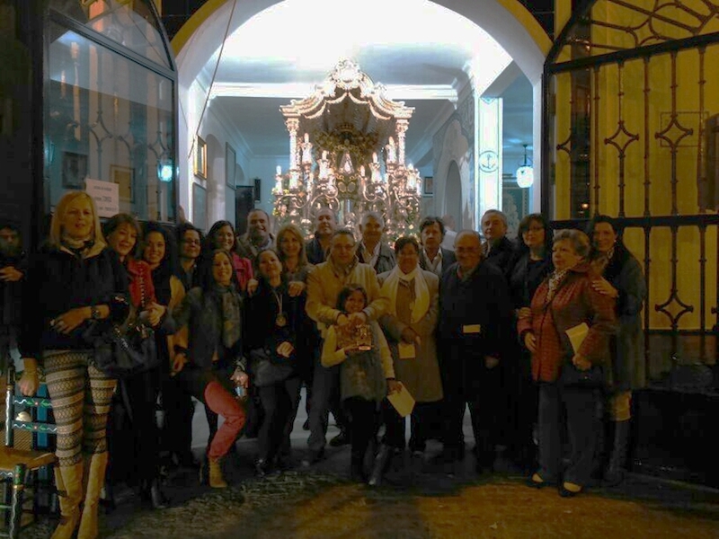 Foto de familia ante la carreta del Simpecado de las dos Peñas con la Hermana Mayor, Carmen Prieto, y el Presidente de la Hermandad, Pedro Jesús Álvarez