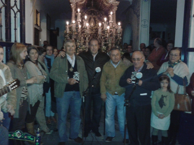Momento en que el Presidente de la Hermandad, Pedro Jesús Álvarez, entrega a Rafael García (Peña Los García) y Alfonso Rodríguez (Peña La Bota) un recuerdo de nuestra Hermandad.