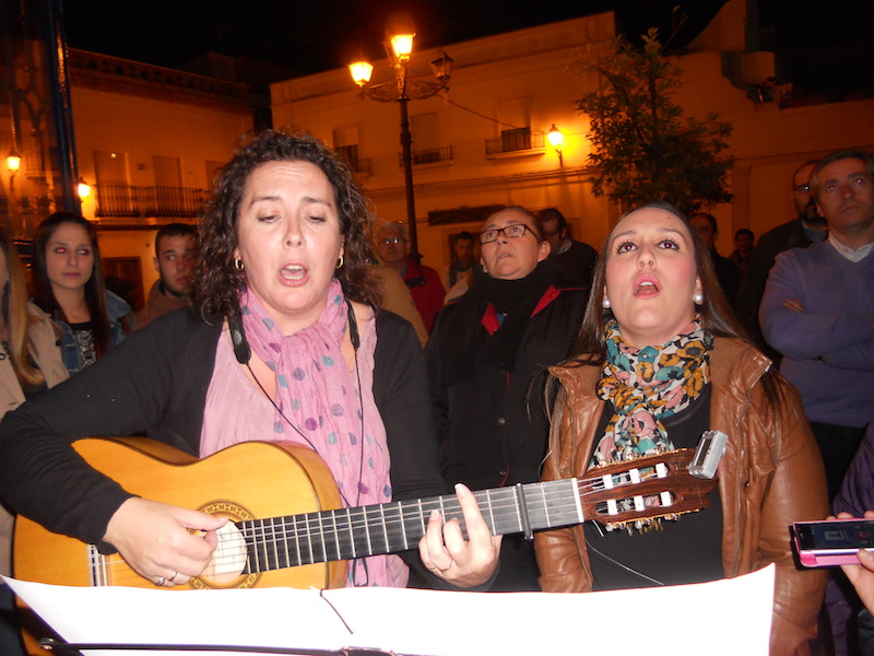 Mari Toni Contreras y Ana Rodríguez interpretando la Salve