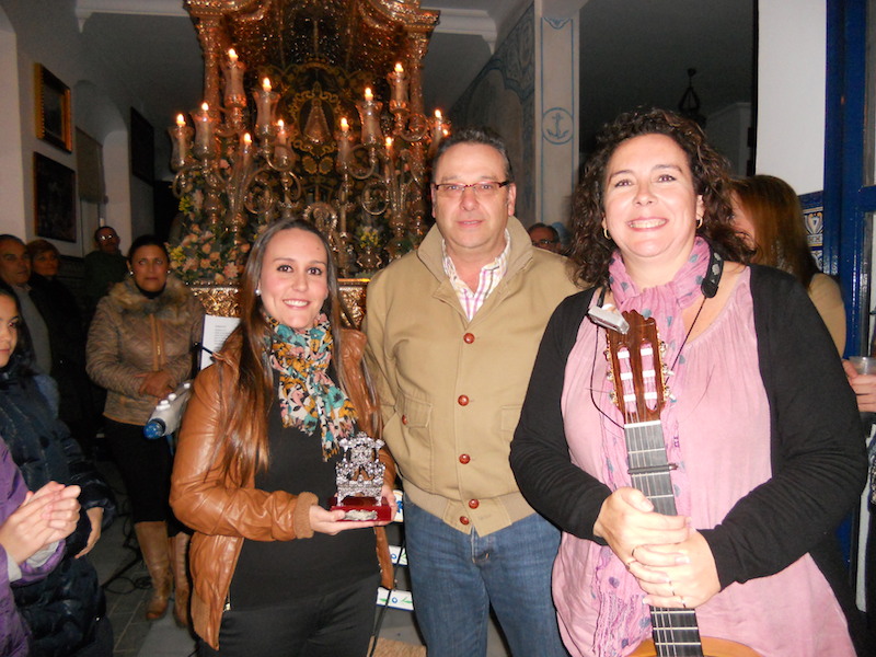 De manos del Vicepresidente de la Hermandad, Paco Moreno, Ana y Mari Toni reciben un regalo