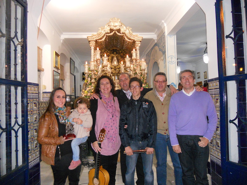 FFoto de familia donde tenemos, ante la Carreta del Simpecado, a Ana Rodríguez con su hija, Mari Toni Contreras, el Presidente y Vicepresidente de la Hermandad, Pedro Jesús Álvarez y Paco Moreno, el Tamborilero Antonio José Domínguez y Antonio Domínguez.