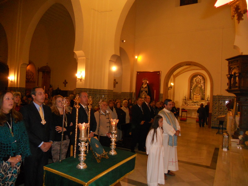 Con el Director Espiritual a la cabeza, se canta la Salve al final de la Misa