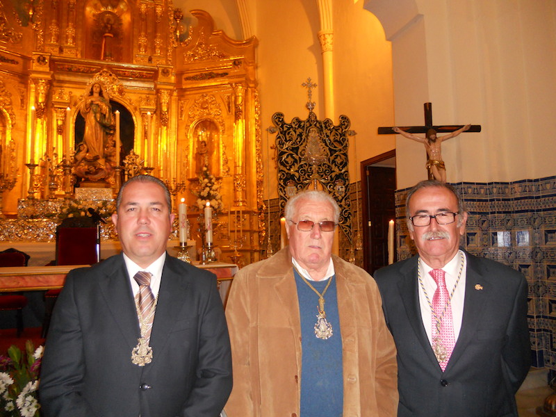 Una hermosa foto en la que están ante el Simpecado tres de los cinco presidentes que ha tenido la Hermandad, José Ramos Calvo, Francisco Amorós Comas y el actual, Pedro Jesús Álvarez
