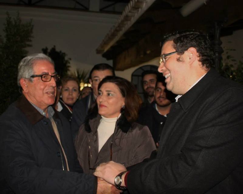 Entrega de los tres mil euros al presidente de Cáritas de Almonte