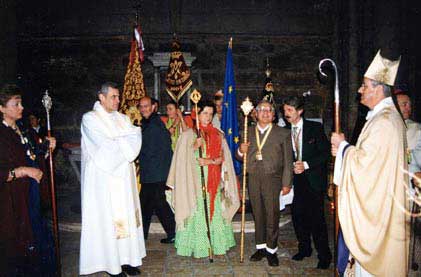 Los Hnos. Mayores de Bruselas y Arcos con Monseñor Maurice Aubertin, Obispo de Chartres