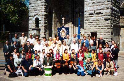 Los peregrinos de la Hdad. de Bruselas con Monseñor Leonard, obispo de la diócesis