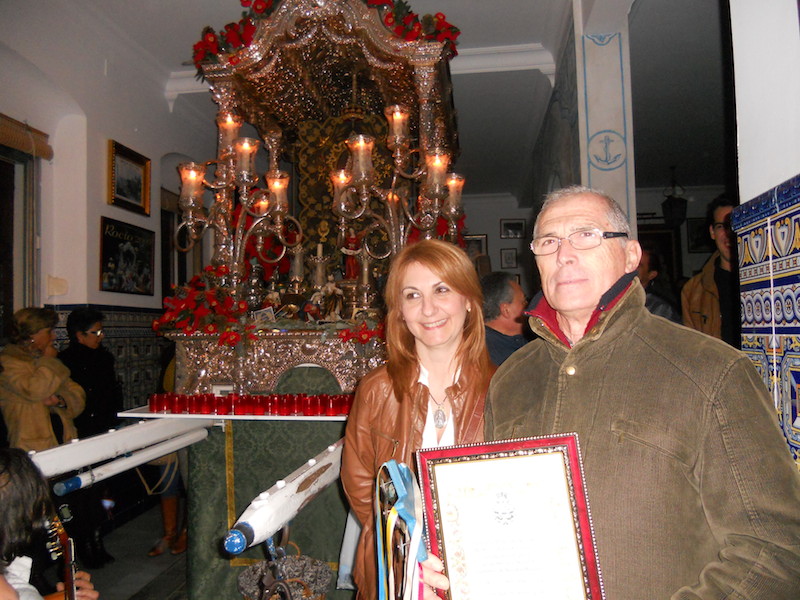 La Hermana Mayor entrega un recuerdo al Coro de la Peña Flamenca