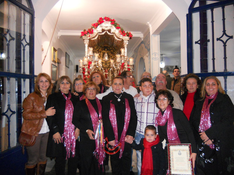 Ante la Carreta del Simpecado el Coro de la Peña Flamenca Cultural La Higuerita con la Hermana Mayor