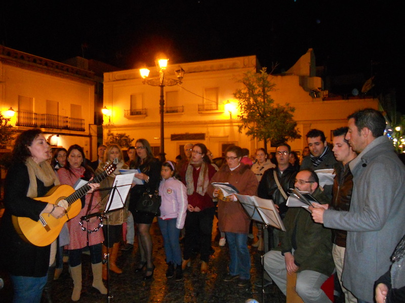Momento en que el Coro de la Parroquia del Gran Poder interpreta la Salve